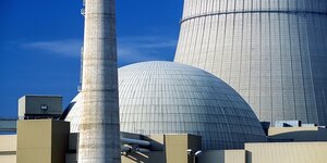 Kühlturm und Reaktor des Atomkraftwerks Emsland