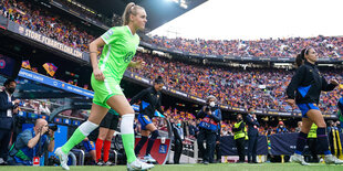 Wolfsburger Spielerin betritt vor dem Anpfiff den Rasen im Camp Nou