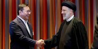 Die beiden Präsidenten aus Bolivien und dem Iran schütteln sich freudestrahlend die Hände