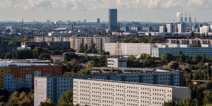 Blick über Plattenbauten im Osten Berlins