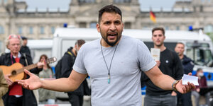 Attila Hildmann, umgeben von Anhängern steht vor dem Bundestag in Berlin