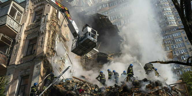 zerstörtes Gebäude mit Feuerwehr