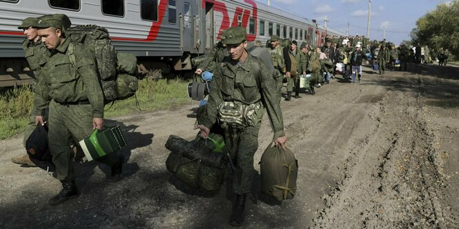 Russische Soldaten und Zug