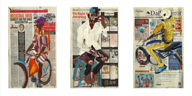 Drei Malereien von Erik Schmidt auf Zeitungspapier: Links fährt ein Mensch Fahhrad, in der Mitte sitzt jemand im weißen Hemd auf einem blauen Stuhl und fasst sich an den Kopf, ganz rechts fährt eine Figur im gelben Anzug Motorrad