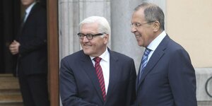 Frank Walter Steinmeier schüttelt Sergej Lawrow die Hand und lächelt Richtung Kameras