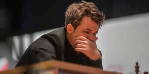 Magnus Carlsen in Denkerpose