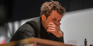 Magnus Carlsen in Denkerpose