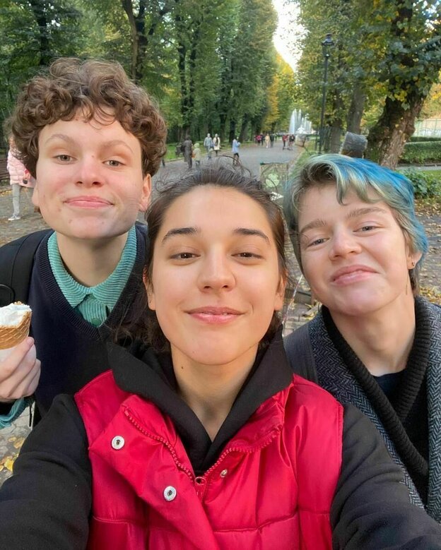 Drei junge Frauen machen ein ein Selfie von sich