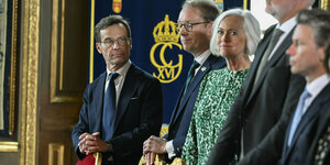 Fünf Mitglieder der neuen Regierung in Schweden, vier Männer eine Frau, stehen im Königspalast in einer Reihe