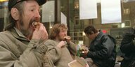 Obdachlose essen 1998 während einer Schlingensief-Aktion in Hamburg