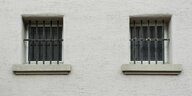 Hauswand mit vergitterten Fenstern von Zellen