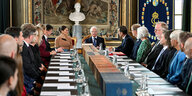 Prinzessin Viktoria und ihr Vater Karl Gustav von Schweden sitzen am Kopfende eines langen Tisches, an dem die neuen Regierungsmitglieder Platz genommen haben