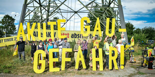 Atomkraftgegner demonstrieren in der Nähe des Kernkraftwerks. Die Demonstration findet im Rahmen eines dreiwöchigen Dauerprotests, einer Anti-Atom-Radtour durch Süddeutschland, die Schweiz und Frankreich statt.