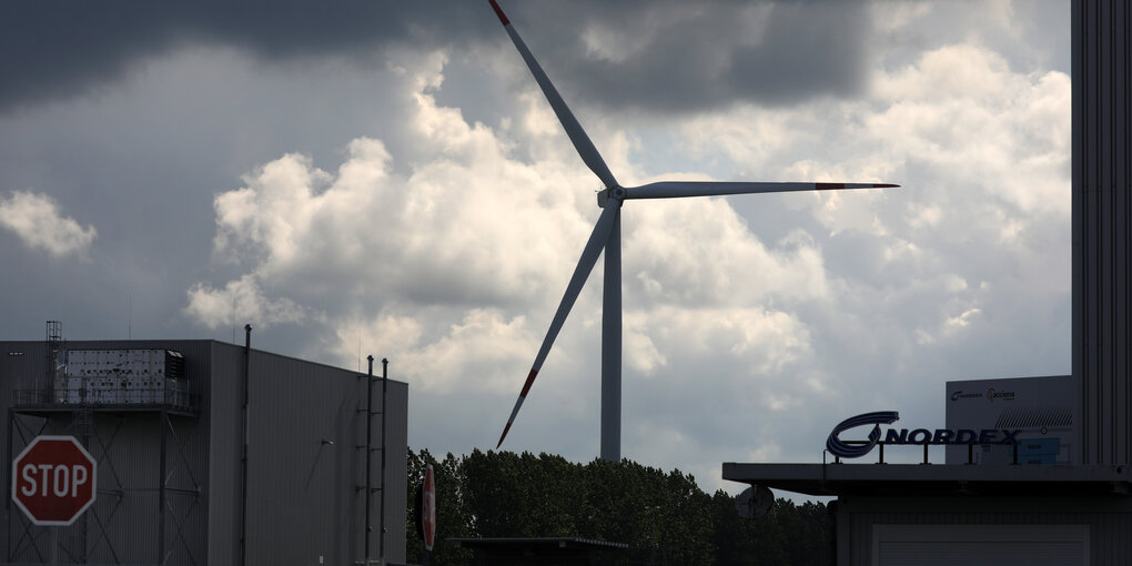 Windrad vor dunklen Wolken