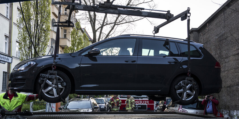 Schwarzes Auto wird auf Abschleppwagen gehoben