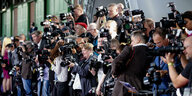 Pressefotografen stehen eng beieinander bei einem Termin