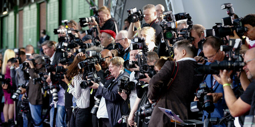 Pressefotografen stehen eng beieinander bei einem Termin