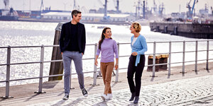 Zamperoni, Abboud und Miosga spazieren vor Hafenkulisse und lachen sich an