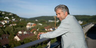 Boris Palmer blickt von einer Dachterrasse aus über Tübingen