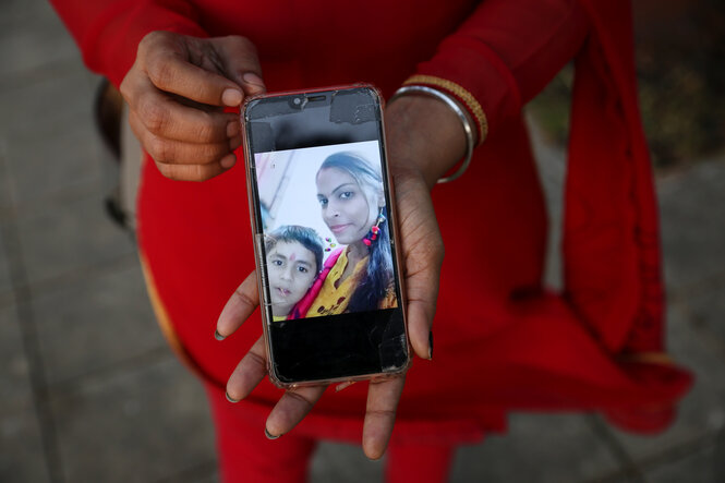 Auf einem Handy ist ein Bild von einer Frau und einem Jungen zu sehenSavita Pawar mit einem Röntgenbild ihrer Lunge. Sie kämpft seit Jahren gegen die Krankheit