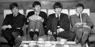 Das Foto zeigt die sitzenden Beatles