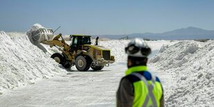 Ein Bagger baggert Lithium in einer Mine ab