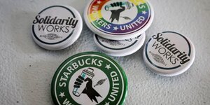 Ansteck-Pins mit Solidaritätsbekundungen für die Arbeitskämpfe bei Starbucks