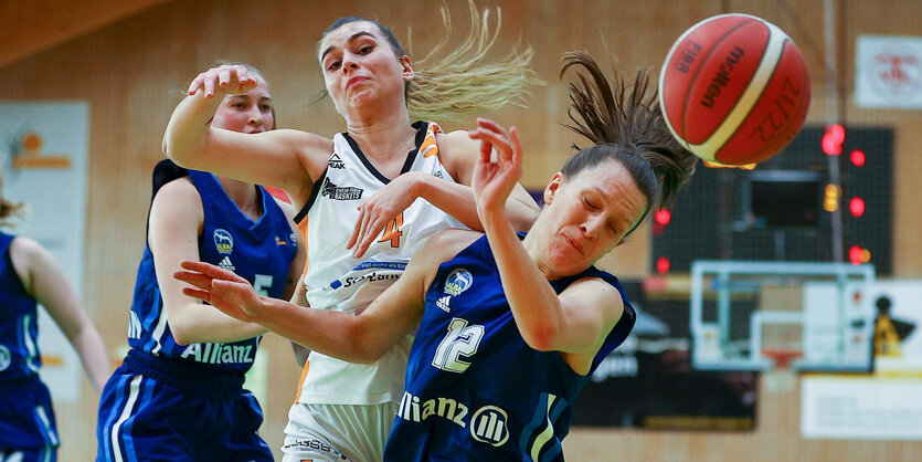 Kampf um Ball und Aufmerksamkeit: Lena Gohlisch, Aufbauspielerin von Alba Berlin (r.).