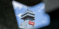 durch einen Ausblick fotografiertes Logo RBB am Gebäude