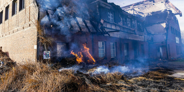 Der Dachstuhl eines Fachwerkhauses ist abgebrannt, am Boden noch ein schwelendes Feuer