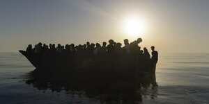 Boot mit geflüchteten Menschen auf dem Mittelmeer