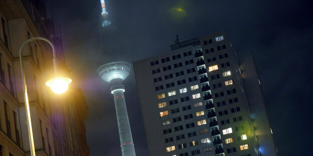 Erleuchtete Fenster in einem Hochhaus am Fernsehturm Berlin