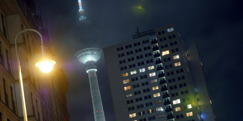 Erleuchtete Fenster in einem Hochhaus am Fernsehturm Berlin