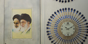Poster von Khamenei und Khomeni in einem Uhrengeschäft