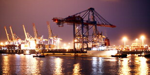 Containerterminal bei Nacht