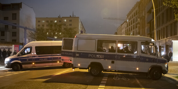 Polizeibusse sperren die Köpenicker Straße