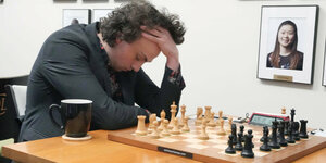 Hans Niemann grübelt über dem Schachbrett