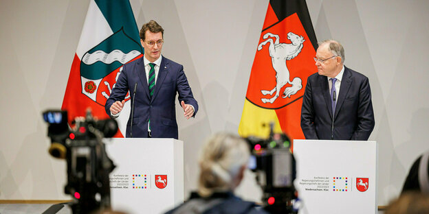 Hendrik Wüst und Stephan Weil bei ihrer gemeinsamen Pressekonferenz