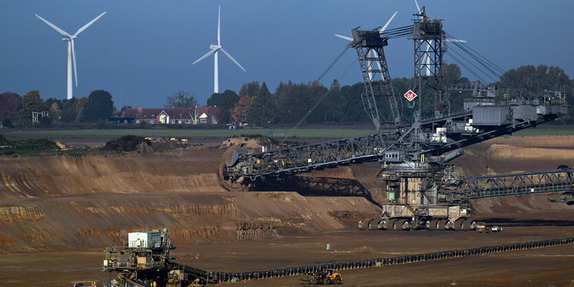 Windräder hinter Kohlebagger und Lützerath