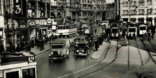 Historisches Foto einer Straßenszene.