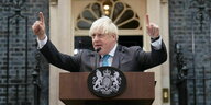 Boris Johnson am Rednerpult vor Downing Street 10