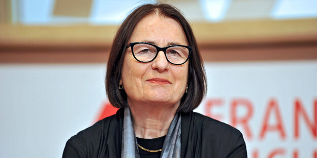 Die Historikerin Irina Scherbakowa sitzt vor einem Schriftzug der Frankfurter Buchmesse.