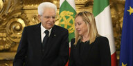 Italiens Präsident Mattarella und die neue Regierungschefin Giorgia Meloni stehen nebeneinander und unterhalten sich