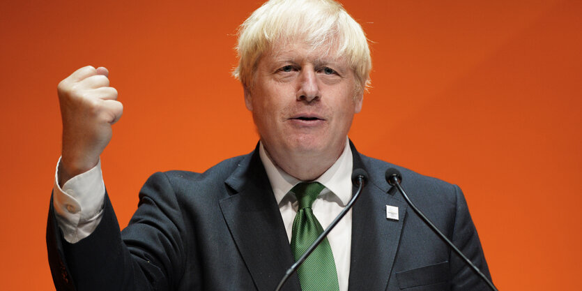 Boris Johnson ballt die Faust