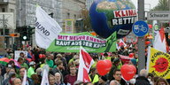 Hunderte Teilnehmer bei der Demo Solidarischer Herbst am Samstag in Berlin
