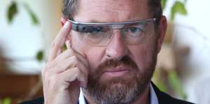 Das Gesicht von Kai Diekmann. Er trägt eine von diesen Digitalbrillen.
