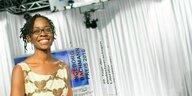 Die lächelnde Schriftstelllerin Sharon Dodua Otoo hält ihren Preis in den Händen