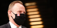 Andy Grote (SPD), Innen- und Sportsenator in Hamburg, mit einerm schwarzen Mund-Nasen-Schutz