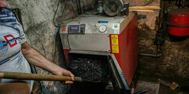 Ein Ofen, der mit Kohleabfällen befüllt wird