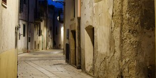 Schmalle Gasse in der Nacht